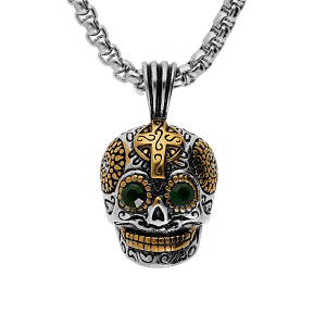 COLLIER ACIER PENDENTIF TETE DE MORT MOTIF CROIX PVD DORÉ ET YEUX OXYDES VERTS 50+5CM