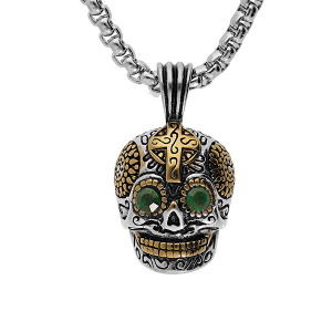 COLLIER ACIER PENDENTIF TETE DE MORT MOTIF CROIX PVD DORÉ ET YEUX OXYDES VERTS 50+5CM