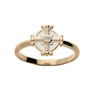 BAGUE PLAQUÉ OR RONDE RÉSINE BLANCHE AVEC CROIX ET 1 OXYDE BLANC SERTI